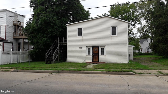 front facade featuring a front yard