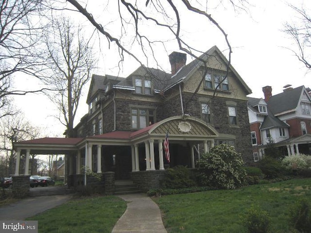 view of front facade with a front yard