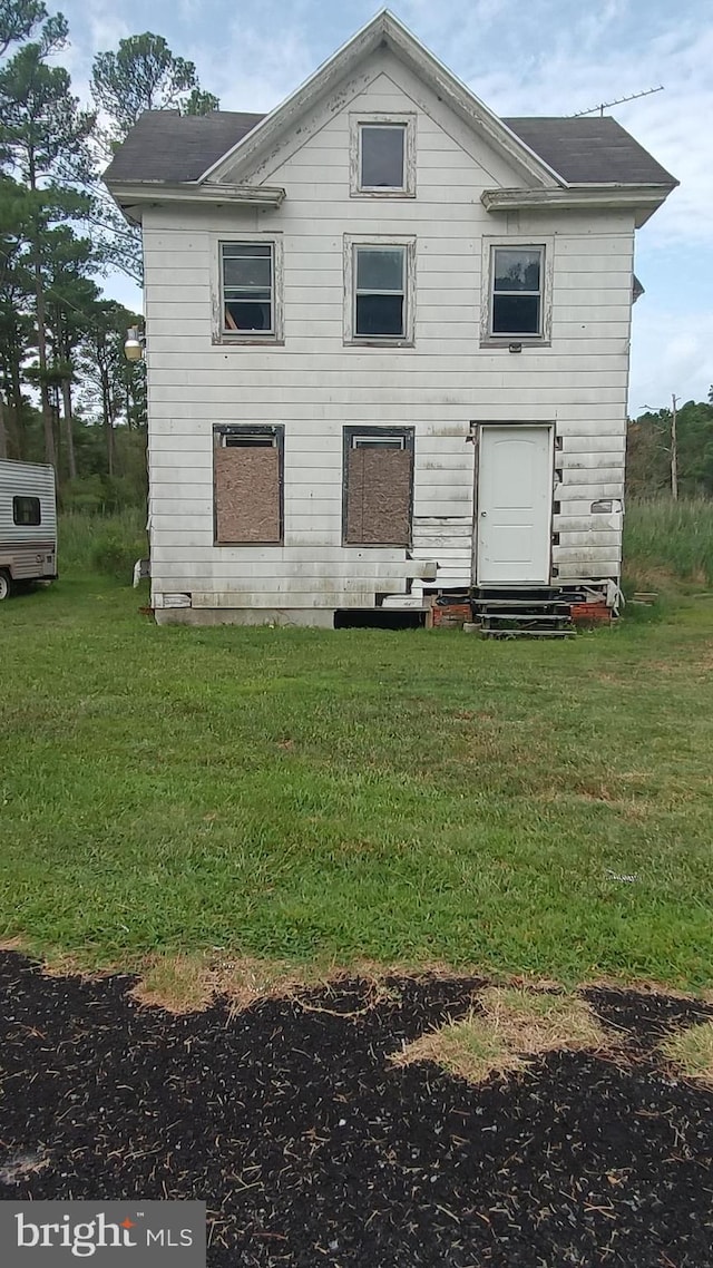 view of front facade with a front yard