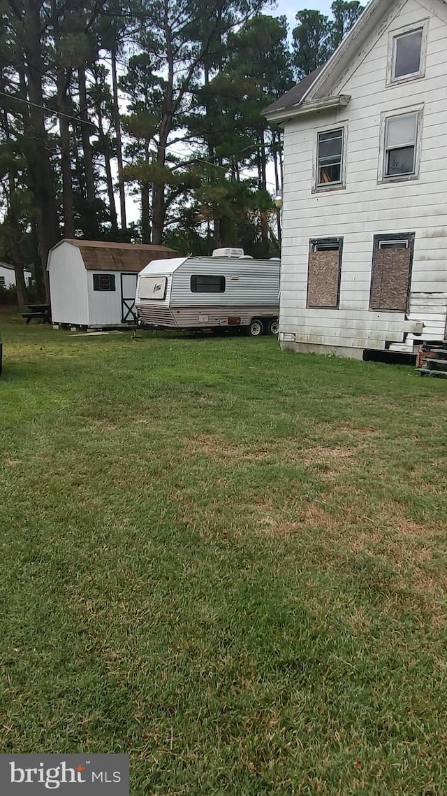 view of yard with a storage unit