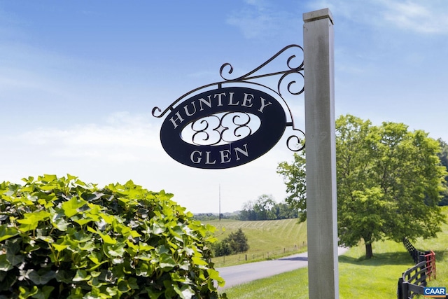 community / neighborhood sign featuring a lawn