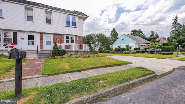 view of front facade featuring a front lawn