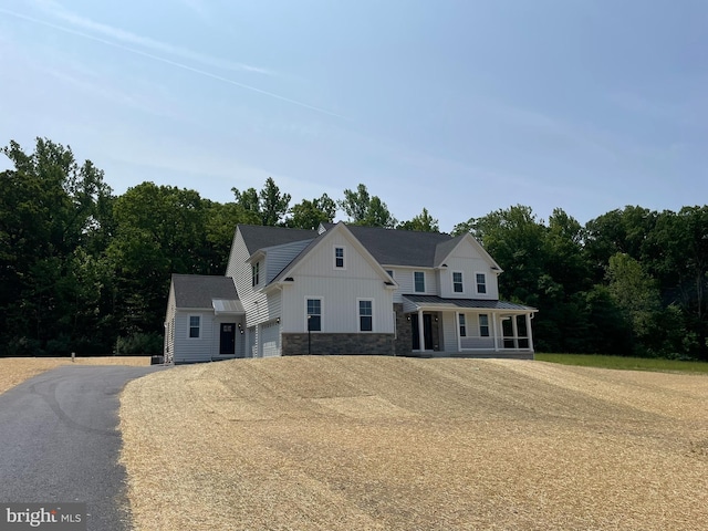 view of front facade featuring a garage