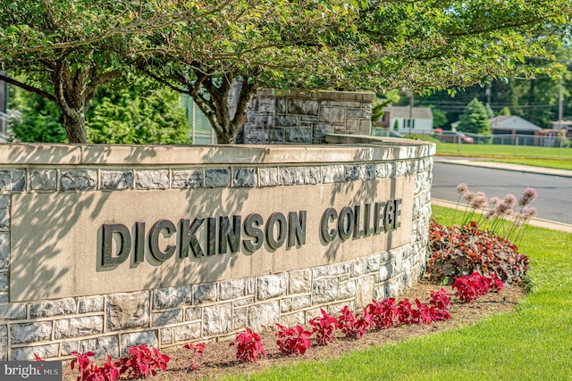 view of community / neighborhood sign