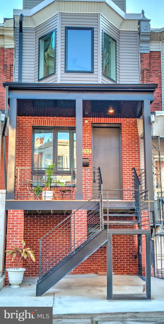 view of front of home featuring covered porch