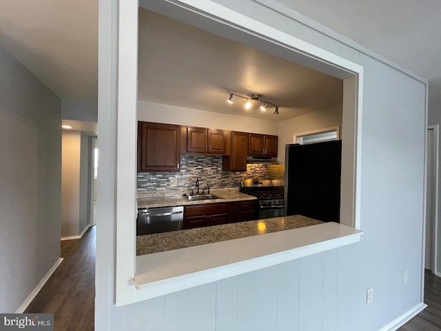 kitchen with sink, stainless steel appliances, dark hardwood / wood-style flooring, backsplash, and kitchen peninsula