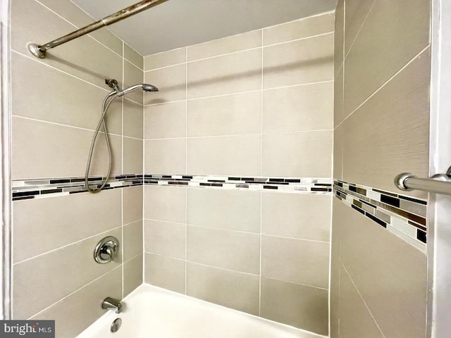 bathroom featuring tiled shower / bath combo