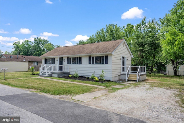 view of front of property featuring a front lawn