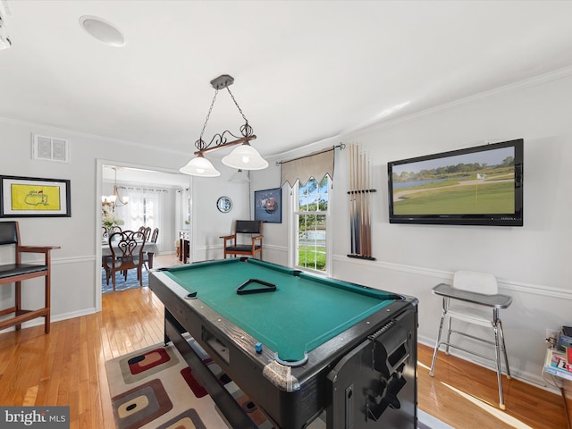 playroom featuring light hardwood / wood-style flooring, a chandelier, billiards, and crown molding