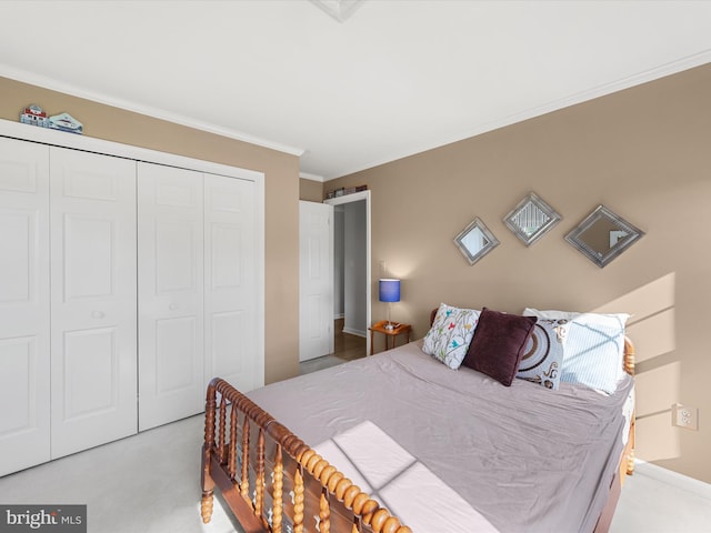 bedroom featuring a closet, carpet, and crown molding