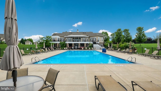 view of swimming pool featuring a patio