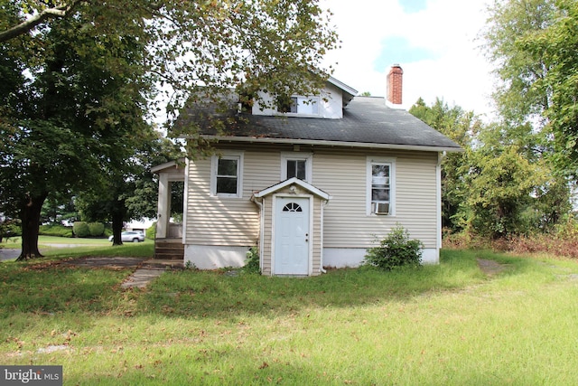 view of front of property with a front lawn