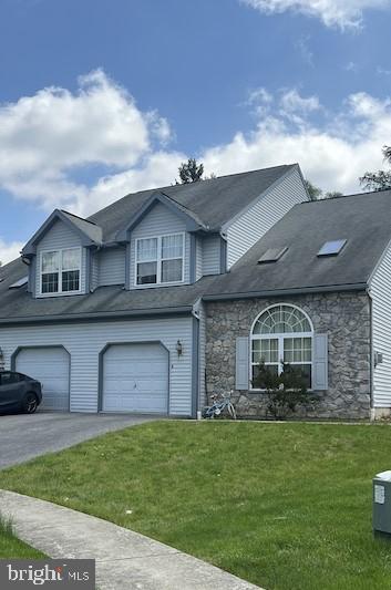 view of front facade with a garage and a front yard