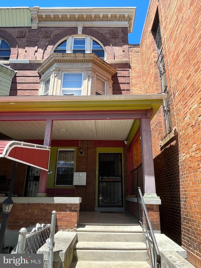 property entrance featuring a porch