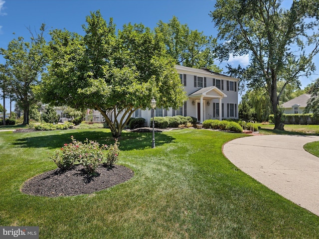 colonial house featuring a front yard