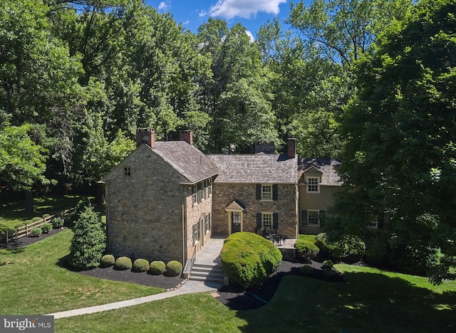 view of front of home featuring a patio and a front lawn