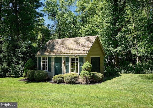 view of outdoor structure with a yard