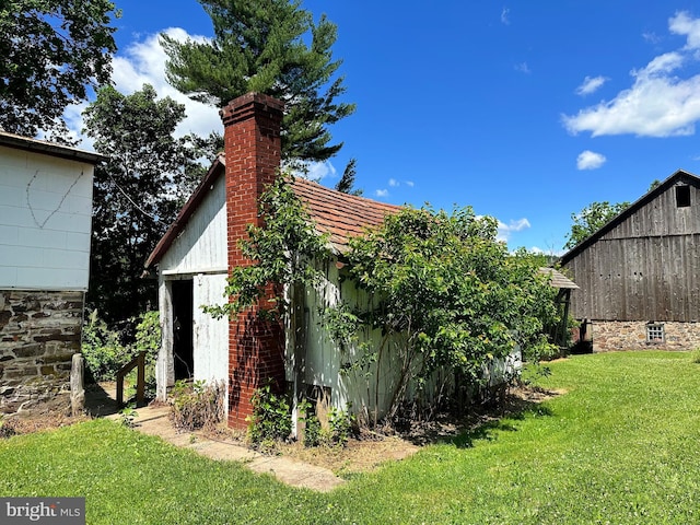 view of yard with a storage shed