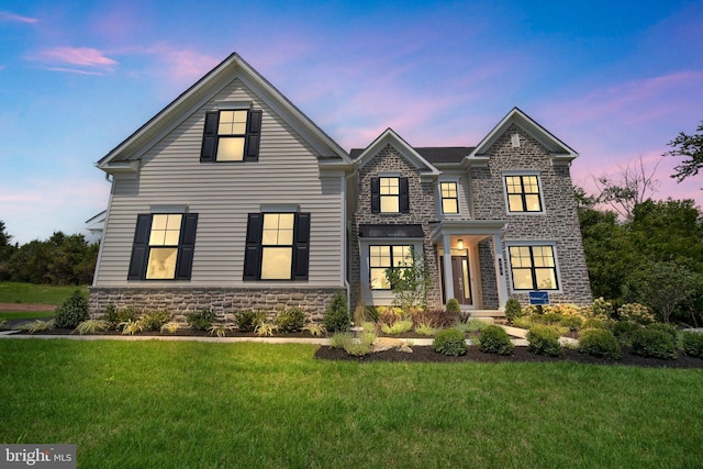 view of front of property featuring a yard