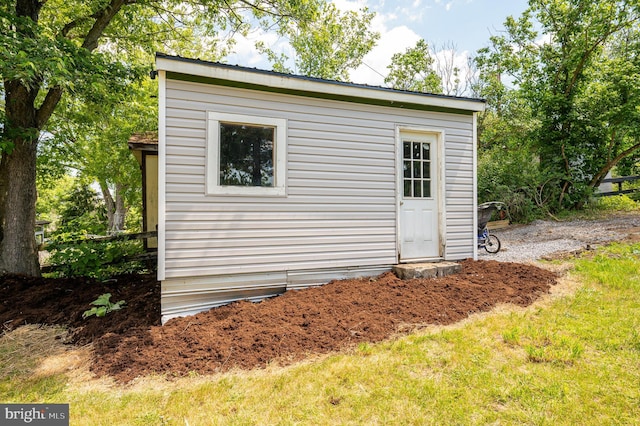 view of outdoor structure featuring a yard