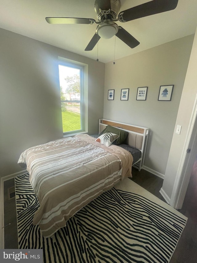 bedroom featuring ceiling fan