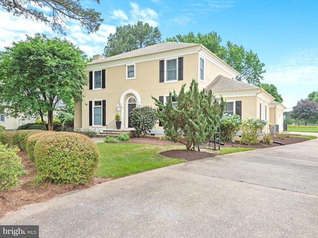 view of front of home featuring a front yard