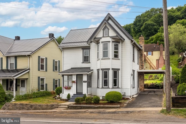 view of front of property featuring a carport