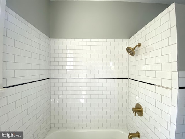 bathroom featuring tiled shower / bath