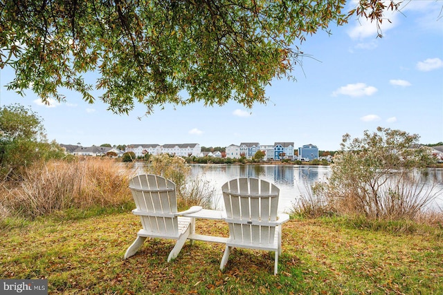 view of yard featuring a water view