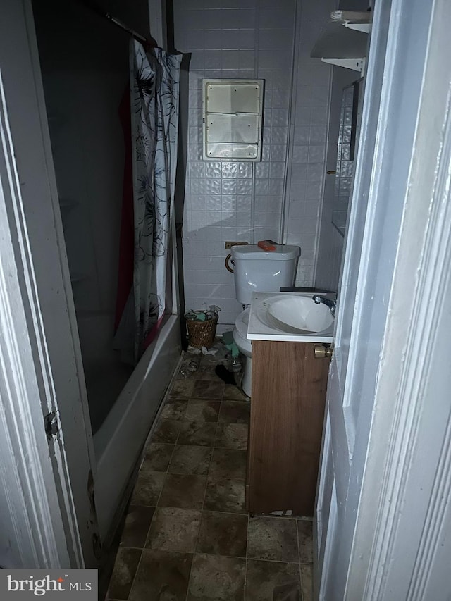 full bathroom featuring shower / bath combination with curtain, vanity, and toilet