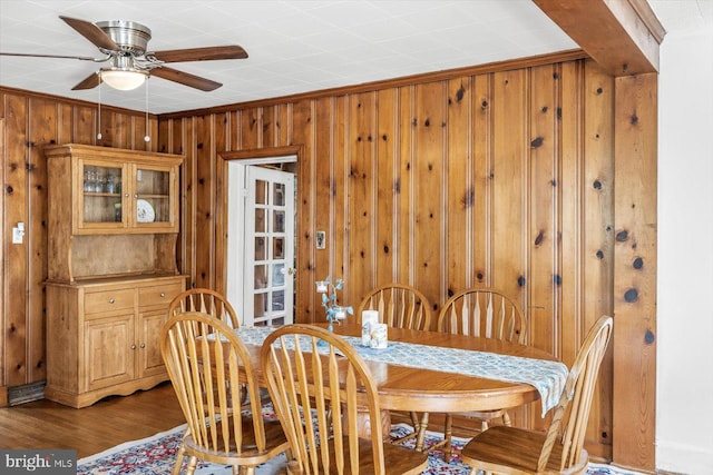 dining room with ceiling fan, ornamental molding, and dark wood-type flooring