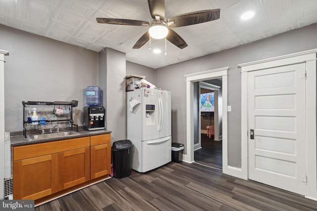 laundry room with ceiling fan, dark wood-type flooring, and sink