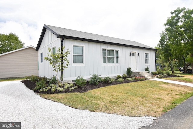 view of front facade featuring a front yard