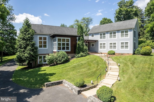 view of front facade with a front lawn