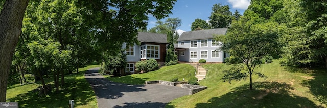 view of front of property with a front yard