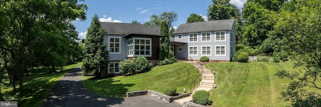 view of front of property featuring a front lawn