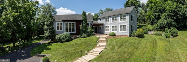 view of front of property featuring a front lawn