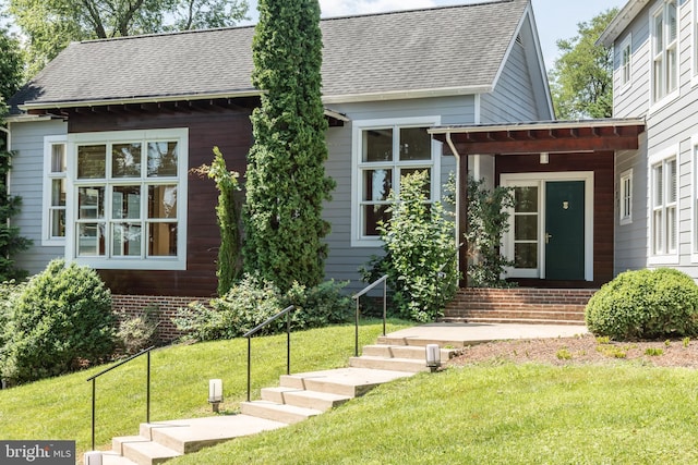 view of front of home featuring a front yard