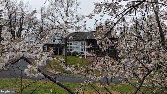 exterior space featuring a lawn