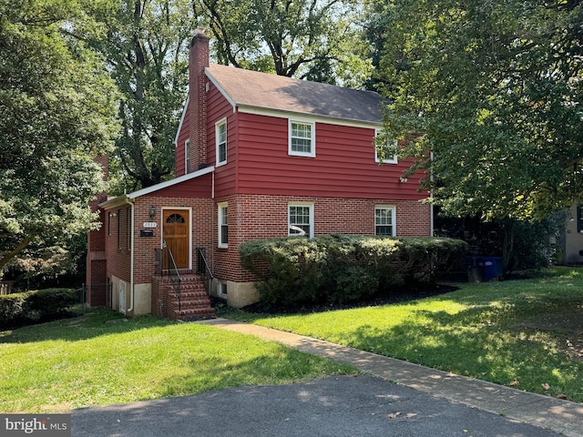 view of front of home featuring a front yard