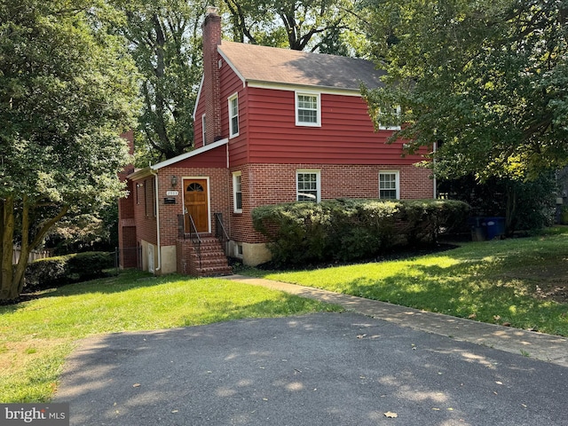 view of front facade with a front yard