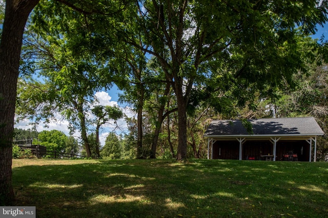 view of yard featuring an outbuilding