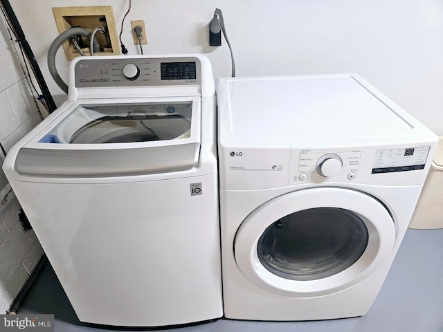 washroom with washer and clothes dryer