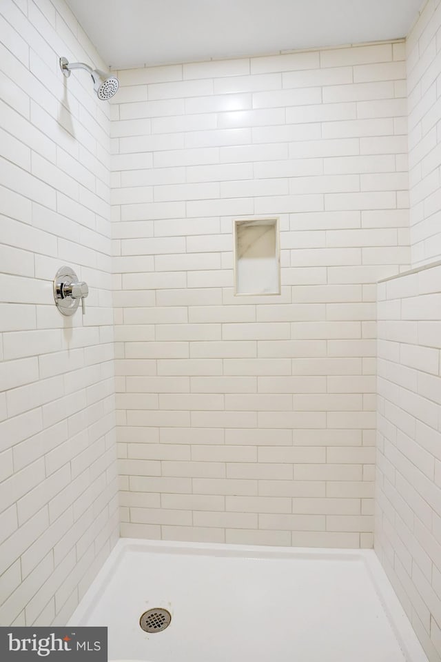 bathroom featuring tiled shower