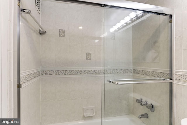 bathroom with enclosed tub / shower combo