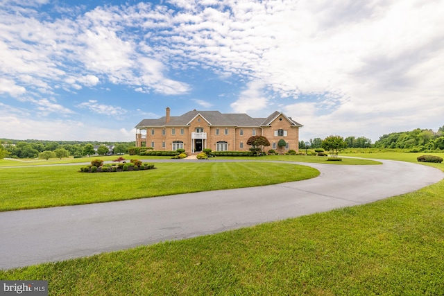 view of front of home featuring a front yard