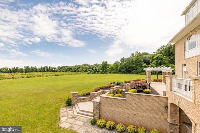 view of yard featuring a pergola