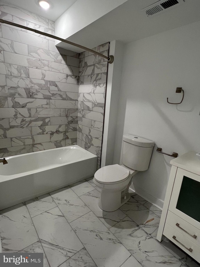 bathroom with toilet and tiled shower / bath