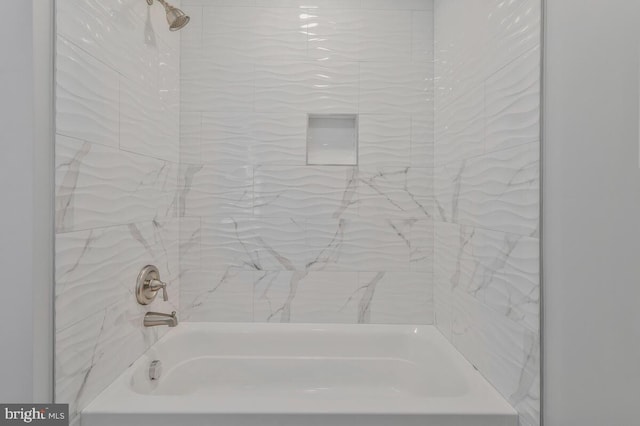 bathroom with tiled shower / bath combo