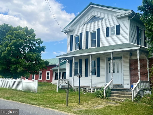 view of front of home featuring a front lawn